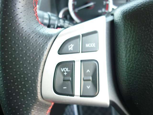 ステアリングスイッチ搭載！ハンドルひとつで、手を離さなくても手元のスイッチで音量調節や選曲操作ができます。運転中、視線をそらさなくても操作ができて便利です。