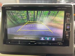 【バックカメラ】駐車時に後方がリアルタイム映像で確認できます。大型商業施設や立体駐車場での駐車時や、夜間のバック時に大活躍！運転スキルに関わらず、今や必須となった装備のひとつです！
