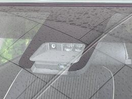 【トヨタセーフティセンス】走行中に前方の車両等を認識し、衝突しそうな時は警報とブレーキで衝突回避と被害軽減をアシスト。より安全にドライブをお楽しみいただけます。