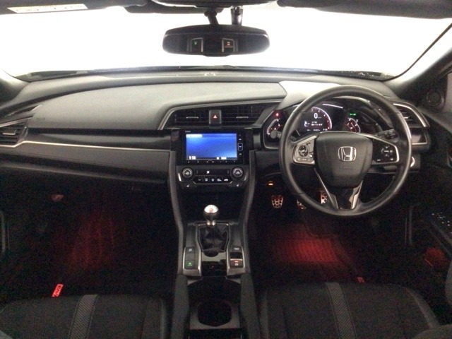 【前方視界】開放的な前方視界！運転がしやすく疲れにくいです♪窓が大きく、見通しがとっても良いおクルマですよ♪