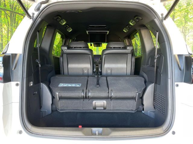 後席を格納すると、これだけの広さが！シーンに合わせたシートアレンジで、大きな荷物も積むことが出来ます♪
