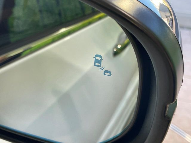 【ブラインドスポットインフォメーション】走行中、ドアミラーの死角になりやすい箇所に後続車が接近するとサイドミラー付近に警告を表示、ドライバーに注意喚起をしてくれます。