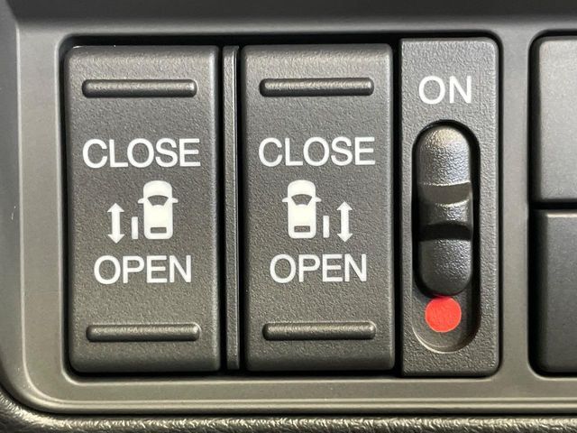 【両側パワースライドドア】スマートキーや運転席のスイッチで後席両側スライドドアの開閉が可能♪電動だから力を入れてドアを開ける必要が無く、小さなお子様でも簡単に開け閉めでき快適です♪