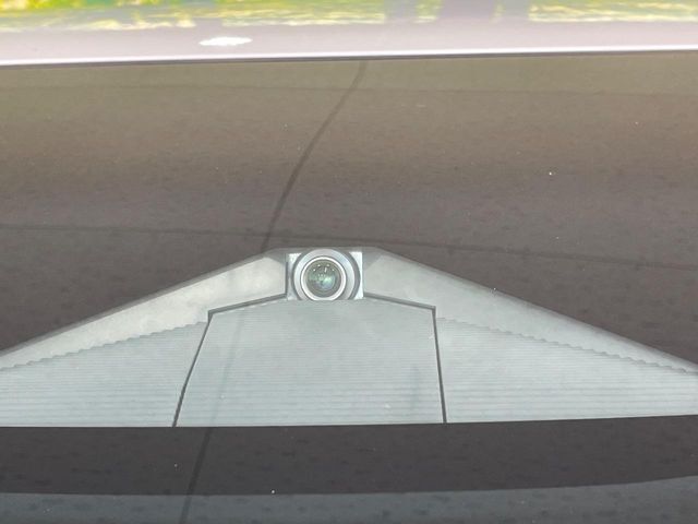 【ホンダセンシング】走行中に前方の車両等を認識し、衝突しそうな時は警報とブレーキで衝突回避と被害軽減をアシスト。より安全にドライブをお楽しみいただけます。