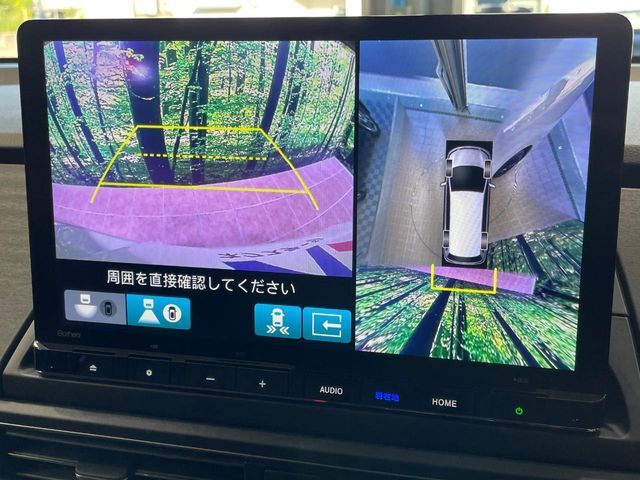 【マルチビューカメラシステム】専用のカメラにより、上から見下ろしたような視点で360度クルマの周囲を確認することができます☆死角部分も確認しやすく、狭い場所での切り返しや駐車もスムーズに行えます。