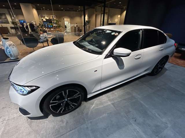 サービスにはドイツ本国と同様に教育と訓練を受け、BMWを知り尽くした「マイスターメカニック」が数多く在籍しております。納車前点検整備で、お客様に安心と安全をお届けいたします。