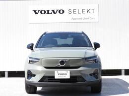 フロントグリルとフロントガラス中央にあるミリ波レーダーカメラで車両、人を検知する機能も搭載されています。
