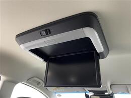 【リア席モニター（フリップダウンモニター）】後部座席からも、DVDや映画、ライブ映像、YouTube動画など様々な動画が楽しめ、ドライブが退屈しません！