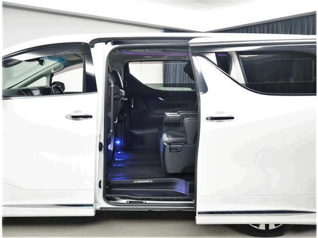 スライドドアは開口部も広く風の強い日なども隣の車両を気にする事なく開閉できます。　お子様の急なドア開けなどもなく安心です