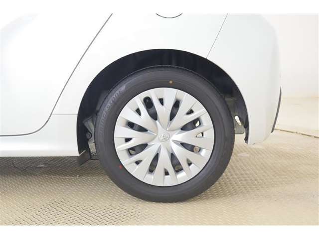 純正15インチスチールホイルでフルキャップです。タイヤサイズは185/60R15になります！