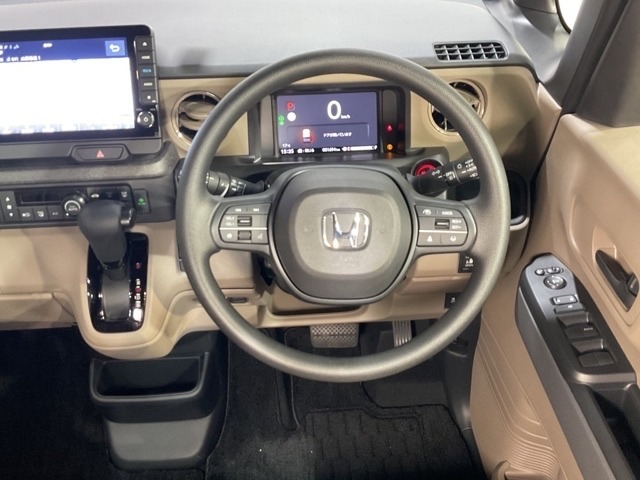 ハンドルスイッチで、走行中もハンドルから手を離すことなく、安全にオーディオをコントロールでき、クルーズコントロールで、高速道路を走行時の負担を軽減します。