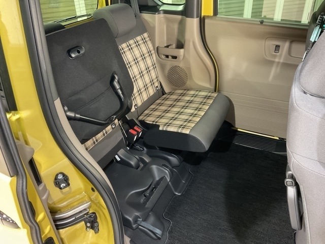 後席をはね上げれば、「もうひとつの荷室」が生まれます。