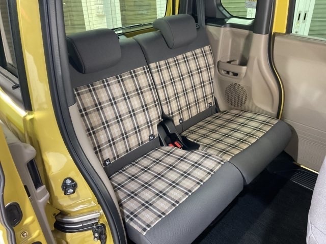 セカンドシートも足元・膝周りにゆとりを十分確保しています。