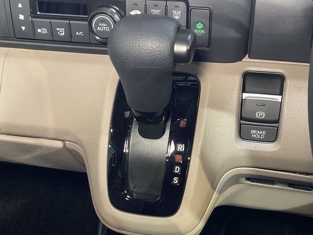 自然に手が届く距離に配置されたシフトレバー。
