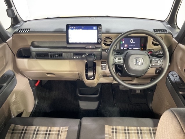 操作性も考慮したスッキリとしたインパネ周り。