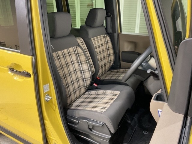 乗降がしやすい運転席。高さが調節できて小柄な方でもベストポジションをとることができます。