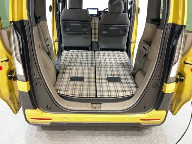 後席背もたれを倒せばちょっと大きめの荷物や長いものを積みたい時に便利です。