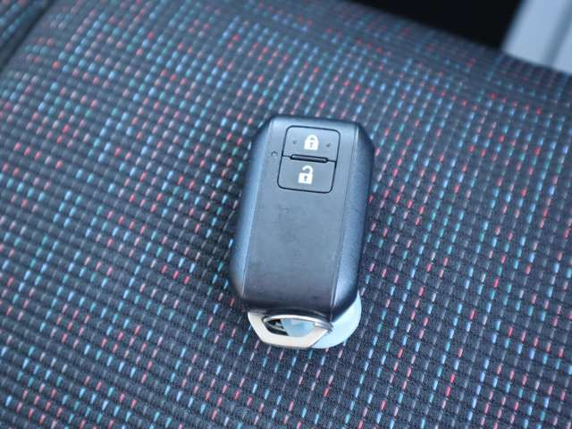 スマートキーです★鍵をバッグやポケットに入れたままでも、鍵の開け閉めはもちろんエンジンの始動もできます！ホントに便利ですよ♪