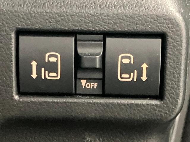 車内から操作できる後席電動スライドドアの開閉スイッチは運転席ハンドル近くにございます。