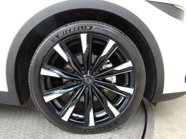 純正21インチアルミ！タイヤサイズは225/45R21です