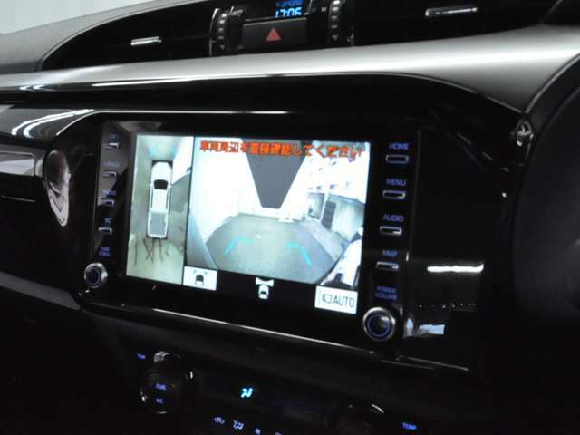 ハイラックスではGRスポーツにのみ搭載されているパノラマビューモニター（360度）で確認しながら駐車も安心してできます！