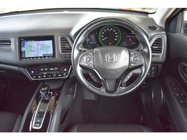 ドライバーを包み込み　運転の期待が高まるコックピット