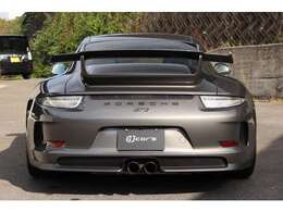 外装はアゲートグレーメタリック。控えめながらも深みのあるガンメタリック系のボディカラーに、20インチブラックホイールを組み合わせた精悍なスタイルです。