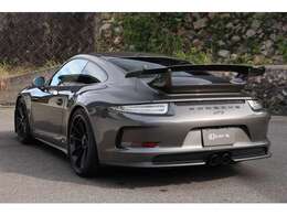 LEDヘッドライト（PDLS＋付き）やクリアテールレンズを装備し、全体として引き締まった印象に仕上がっています。