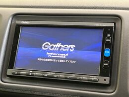 【純正ナビ】人気の純正ナビを装備しております。ナビの使いやすさはもちろん、オーディオ機能も充実！キャンプや旅行はもちろん、通勤や買い物など普段のドライブも楽しくなるはず♪
