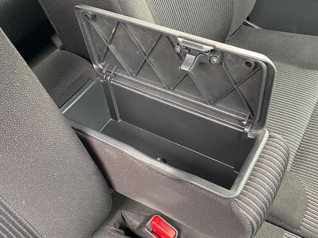 運転席側にアームレストが付いています。