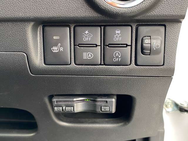 運転席席シートヒーター付きです。座席からの熱で体を温めてくれる快適な装備です。スイッチを入れると2、3分で座席が温まります。