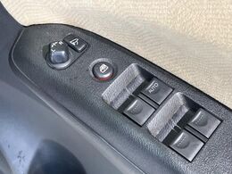 【電動格納ミラー】サイドミラーは電動格納式となっており、狭い駐車場でもキズがつくリスクを抑えられます。