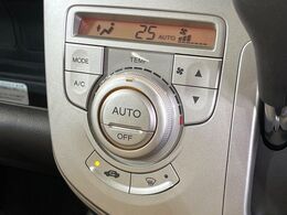 【オートエアコン】一度お好みの温度に設定すれば、車内の温度を検知し風量や温度を自動で調整。暑い…寒い…と何度もスイッチ操作をする必要はありません。快適な車内空間には必須の機能ですね♪