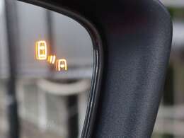 ブラインドスポットモニター　トラフィックモニター　後側方車両検知警報