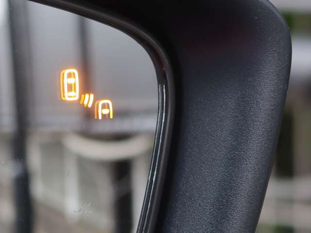 ブラインドスポットモニター　トラフィックモニター　後側方車両検知警報