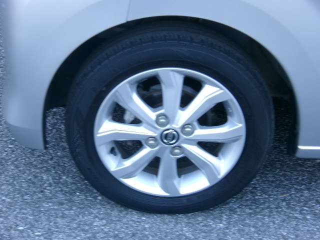 純正のアルミホイール装備です！