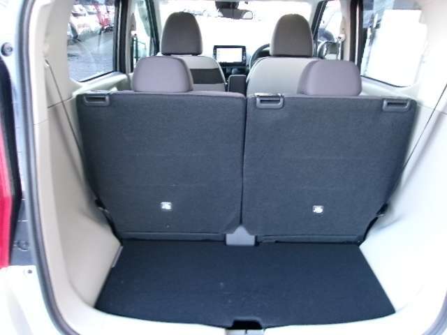 後席のシートは前後に動かすことができるので使い方に合わせて荷室や後席を使えます！