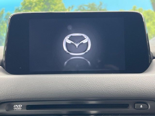 【マツダコネクトナビ】車内の雰囲気にマッチした一体型タイプのナビ。各種車輌設定やBluetooth再生等、様々な機能が楽しめます。直感的なダイヤル操作が可能で、使い勝手も良好です。