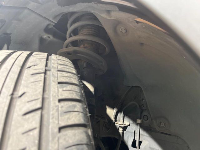 お車を安心してお乗りいただく為には、足回りの定期点検が欠かせません。サービスサポート（有償保証）では無料点検もご提供しており、安心のカーライフをお過ごしいただけるサポート体制が整っています。