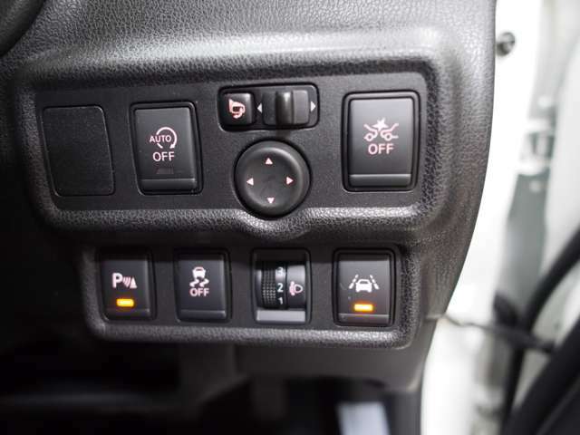 下の段には車線逸脱警報装置と車の走行安定性を向上するのに一役買ってくれるVDCスイッチも運転席右手の操作しやすい位置に設置