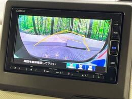 【バックカメラ】駐車時に後方がリアルタイム映像で確認できます。大型商業施設や立体駐車場での駐車時や、夜間のバック時に大活躍！運転スキルに関わらず、今や必須となった装備のひとつです！