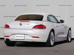通常のE89 Z4には設定のないミネラルホワイト（パールホワイト）の外装色をまとった限定車です