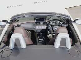 光沢のあるミネラルホワイトと、エクスクルーシブな雰囲気を醸し出すコイーバ―ブラウンメリノレザー