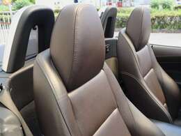 エクスクルーシブな雰囲気を醸し出すコイーバブラウンのエクステンドレザー・メリノインテリア