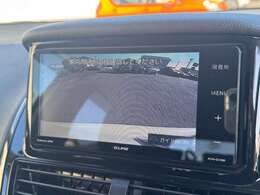 【バックカメラ】駐車時に後方がリアルタイム映像で確認できます。大型商業施設や立体駐車場での駐車時や、夜間のバック時に大活躍！運転スキルに関わらず、今や必須となった装備のひとつです！