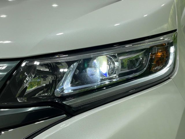 【LEDヘッドライト】悪天候や夜間走行時も良好な視界を確保し安心して運転できる高輝度LEDヘッドライトを装備！点灯速度が早く、消費電力も抑えられています。