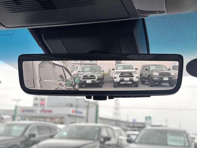 【デジタルインナーミラー（トヨタ）】車両後方カメラの映像をルームミラーに映すことが出来ます。 そのため、後席に人や荷物があって後方が見えづらい場合でもしっかり視界を確保することが出来ます。