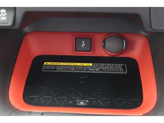 【ディスプレイオーディオ用USB端子】ここにUSBケーブルでスマホをクルマとつなぐだけで、おなじみのアプリをディスプレイオーディオ上で気軽に使えるようになりますよ♪