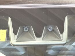 【スマートアシスト】走行中に前方の車両等を認識し、衝突しそうな時は警報とブレーキで衝突回避と被害軽減をアシスト。より安全にドライブをお楽しみいただけます。