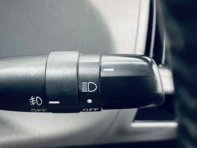 「オートライト」　暗くなると自動でライトが点灯し、安全運転を手助け！